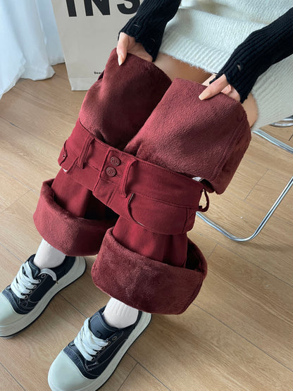 YEEYEEWang 다크 체리 기모 안감 와이드레그 진, 양손으로 접은 밑단의 와인색 기모 안감을 누르는 클로즈업, 아시안핏, 변형 썸네일.