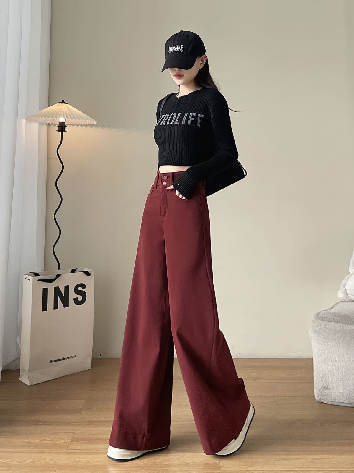YEEYEEWang 다크 체리 기모 안감 와이드레그 진, 전신 정면 워킹 포즈, 레터링 블랙 크롭탑, 한 손은 포켓에, 아시안핏.