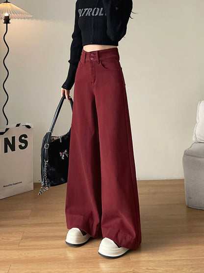 YEEYEEWang 다크 체리 기모 안감 와이드레그 진, 전신 정면 서 있는 모습, 체인 블랙 핸드백, 레터링 블랙 크롭탑, 아시안핏.