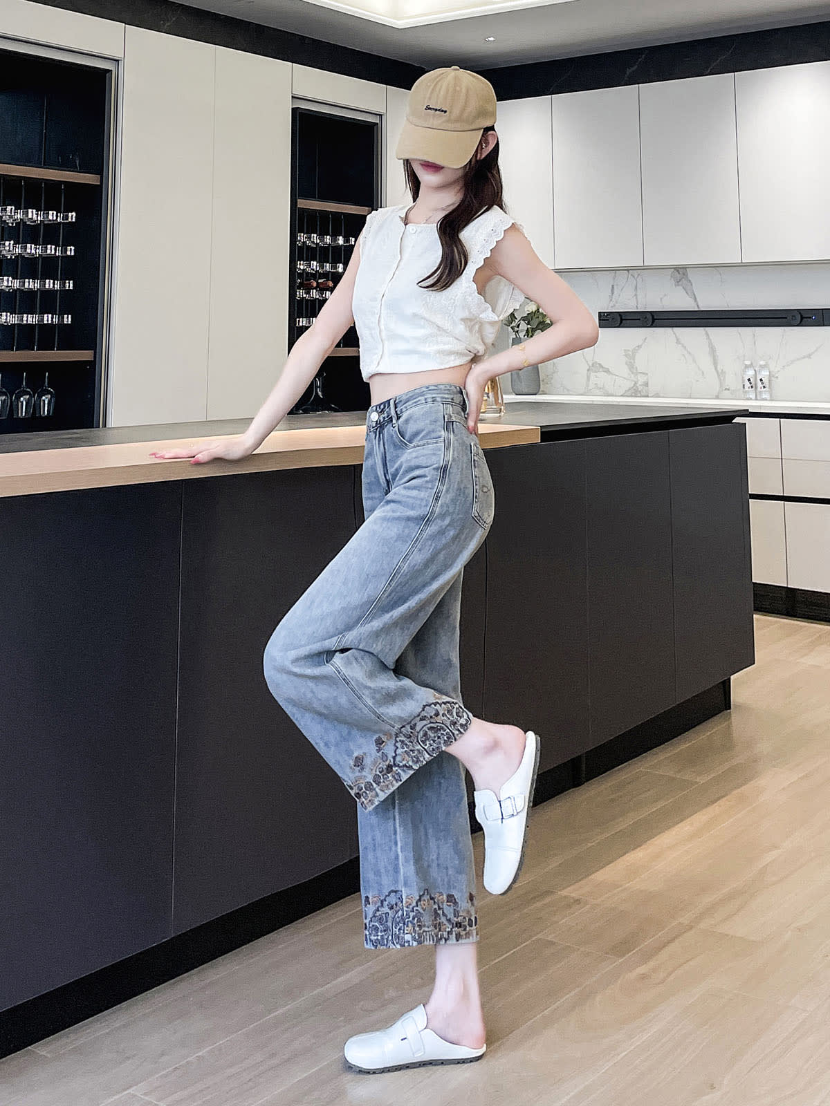 YEEYEEWang 라이트 블루 와이드레그 진, 아시안핏, 전신 옆모습, 카운터에 기대고 한 다리 들어올린 포즈, 손은 허리선에.