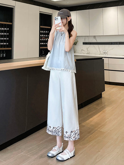 YEEYEEWang 아이보리 와이드레그 진, 아시안핏, 전신 정면 선 포즈, 양손으로 폰을 얼굴 앞에, 어깨에 위븐 백.