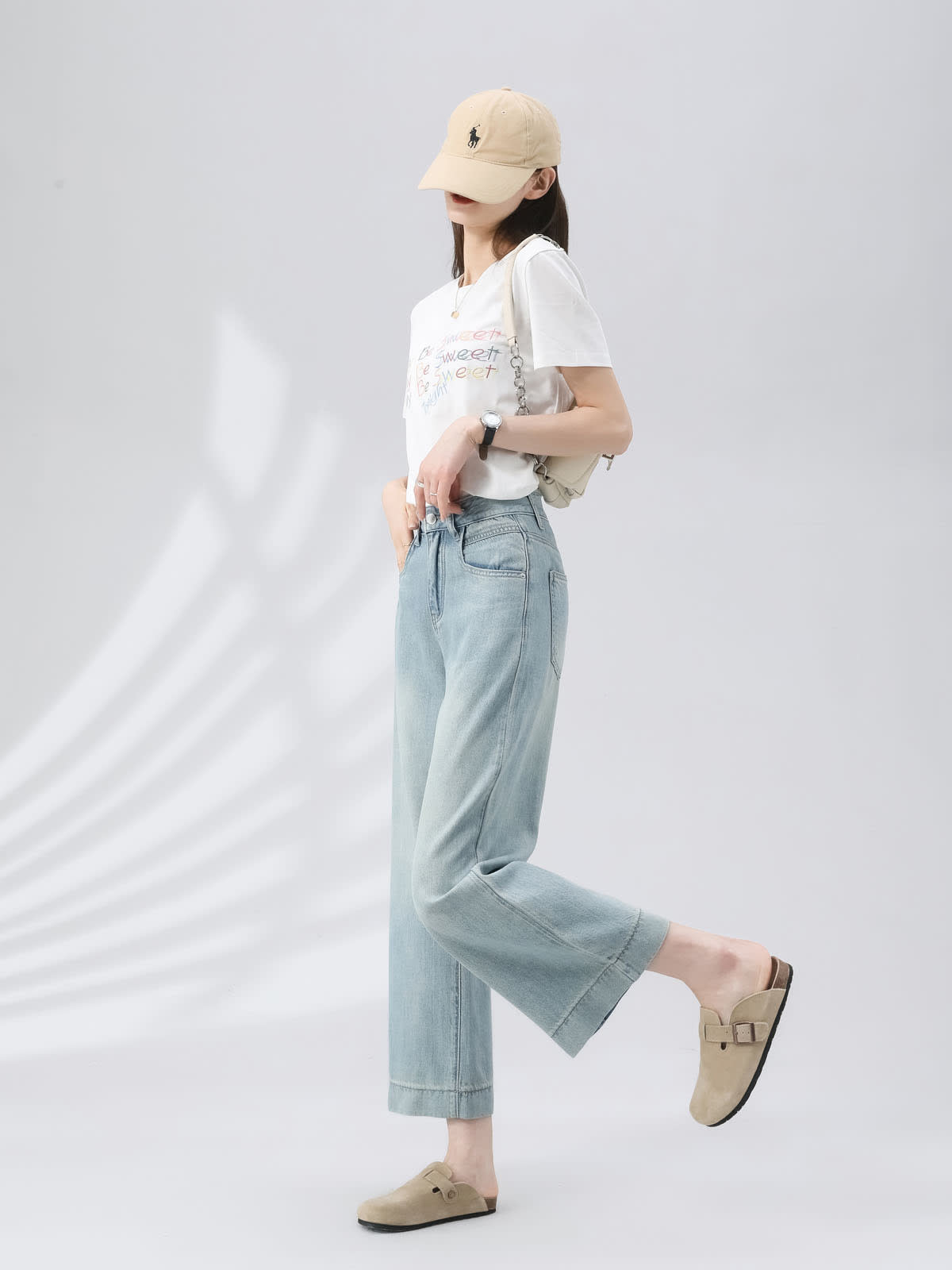 YEEYEEWang 라이트 블루 와이드 레그 진, 아시안핏, 측면 전신 레그 킥 포즈, 베이지 캡과 체인 숄더백, 유연한 와이드 드레이프.