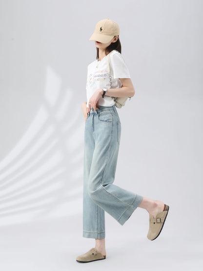 YEEYEEWang 라이트 블루 와이드 레그 진, 아시안핏, 측면 전신 레그 킥 포즈, 베이지 캡과 체인 숄더백, 유연한 와이드 드레이프.
