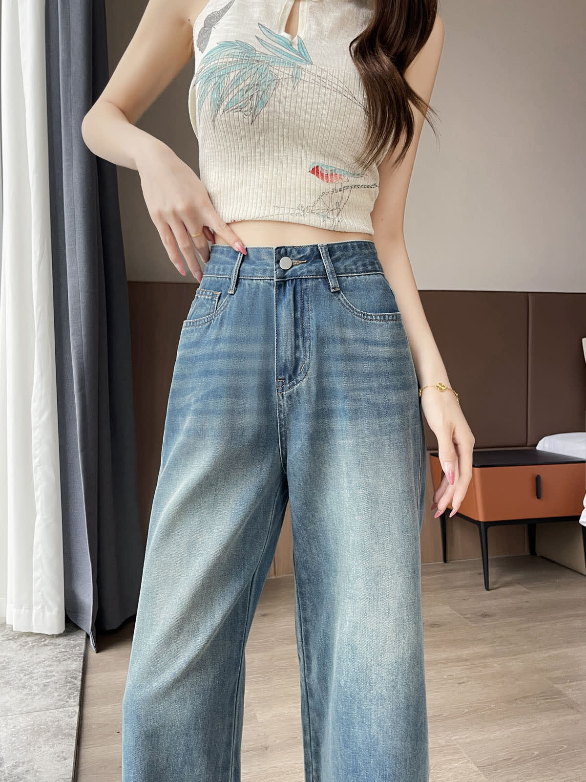YEEYEEWang 빈티지 블루 스트레이트 진, 아시안핏, 허리 아래 정면 서 있는 모습, 허리춤에 손, 메탈 버튼과 앞포켓 보임.