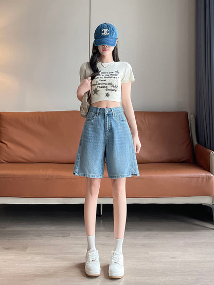 YEEYEEWang 블루 데님 버뮤다 쇼츠, 아시안핏, 전신 정면 선 자세, 숄더백 끈을 잡고 데님 캡과 화이트 스니커즈 코디.