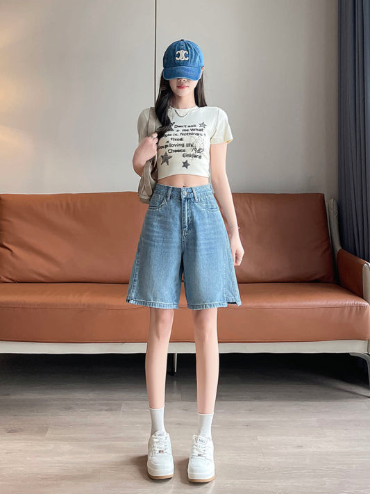 YEEYEEWang 블루 데님 버뮤다 쇼츠, 아시안핏, 전신 정면 선 자세, 숄더백 끈을 잡고 데님 캡과 화이트 스니커즈 코디.