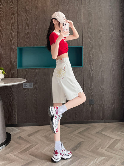 YEEYEEWang 화이트 데님 버뮤다 쇼츠, 아시안핏, 전신 측면 뷰, 한쪽 다리 뒤로 들어 올린 포즈, 얼굴 앞 폰, 뒷주머니 자수 포인트.