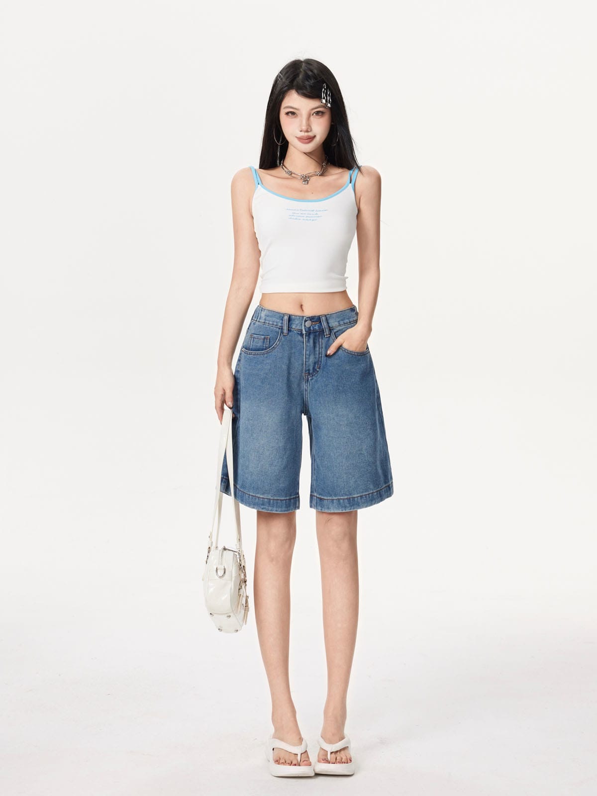 YEEYEEWang 블루 데님 버뮤다 쇼츠, 아시안핏, 전신 정면 선 자세로 화이트 백을 들고 화이트 캐미솔과 샌들 매치.