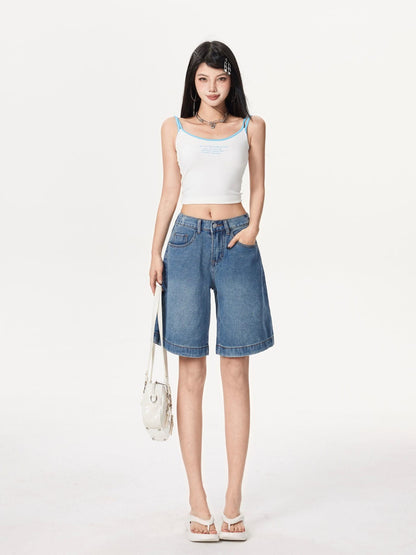 YEEYEEWang 블루 데님 버뮤다 쇼츠, 아시안핏, 전신 정면 선 자세로 화이트 백을 들고 화이트 캐미솔과 샌들 매치.