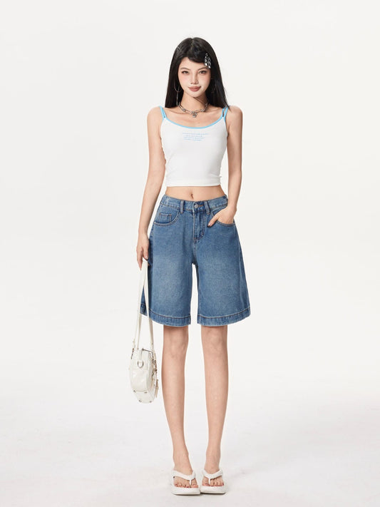 YEEYEEWang 블루 데님 버뮤다 쇼츠, 아시안핏, 전신 정면 선 자세로 화이트 백을 들고 화이트 캐미솔과 샌들 매치.