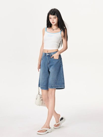 YEEYEEWang 블루 데님 버뮤다 쇼츠, 아시안핏, 전신 3/4 선 자세로 화이트 백을 옆에 들고 한 손은 앞주머니에.