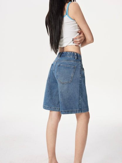 YEEYEEWang 블루 데님 버뮤다 쇼츠, 아시안핏, 허리 아래 뒤-옆 모습, 뒤 패치 포켓과 밴딩 허리 강조.