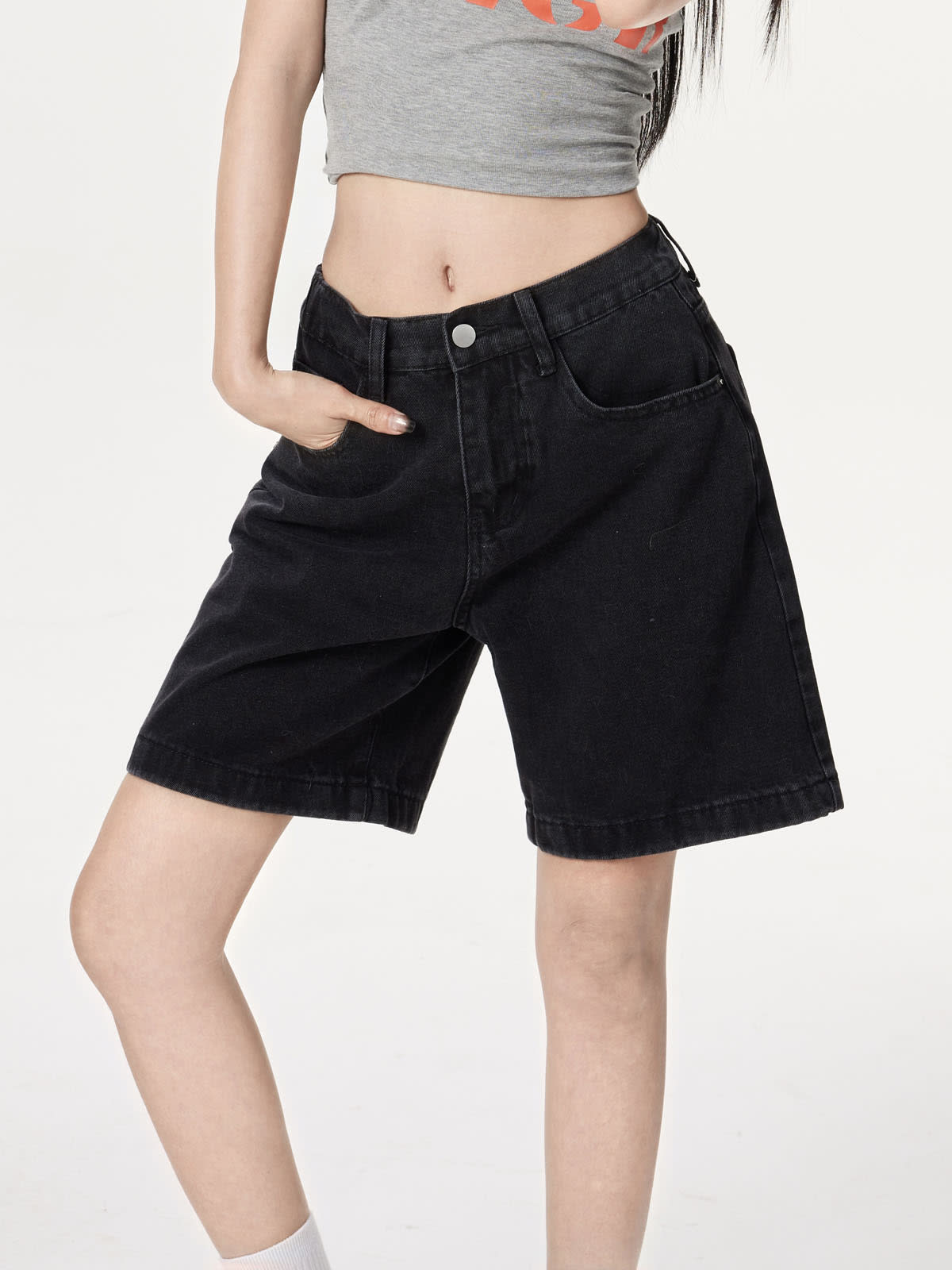 YEEYEEWang 솔리드 블랙 데님 버뮤다 쇼츠, 아시안핏, 허리 아래 선 자세로 앞주머니에 손을 넣은 변형 썸네일.