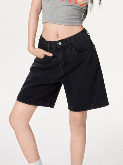 YEEYEEWang 솔리드 블랙 데님 버뮤다 쇼츠, 아시안핏, 허리 아래 선 자세로 앞주머니에 손을 넣은 변형 썸네일.