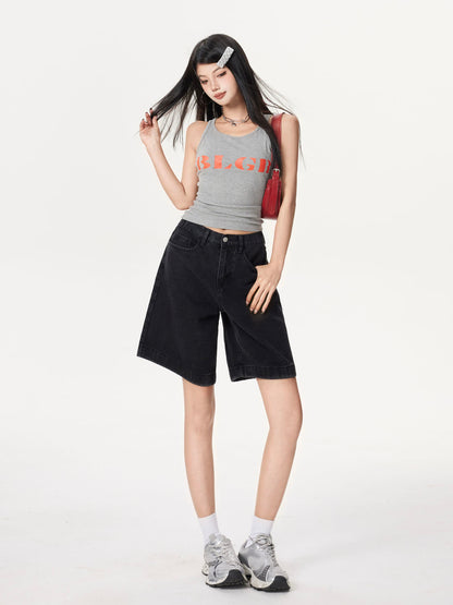 YEEYEEWang 솔리드 블랙 데님 버뮤다 쇼츠, 아시안핏, 전신 3/4 정면 포즈로 머리카락을 만지고 레드 백을 어깨에, 스니커즈 매치.