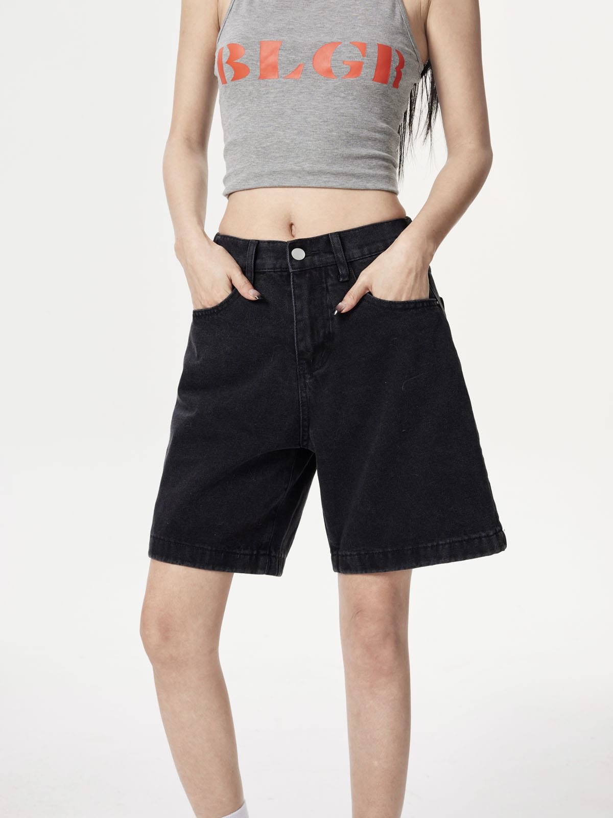 YEEYEEWang 솔리드 블랙 데님 버뮤다 쇼츠, 아시안핏, 허리 아래 정면, 앞주머니에 손을 넣은 모습.