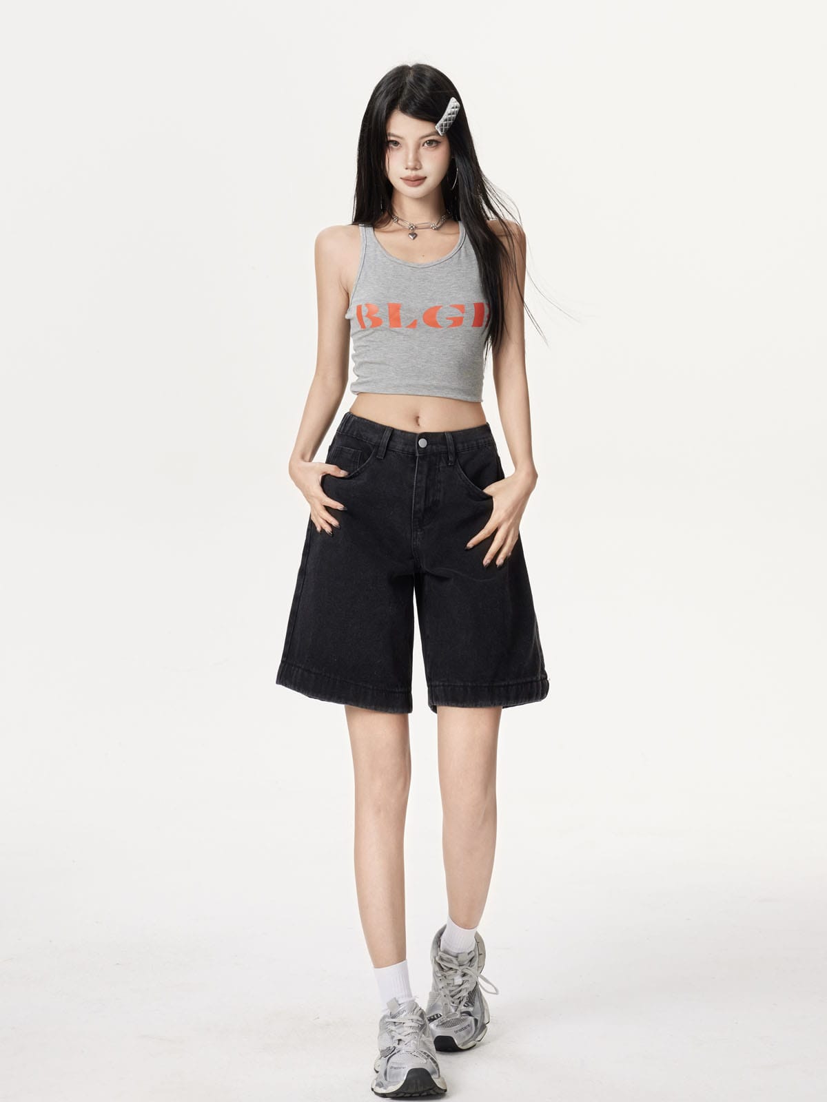 YEEYEEWang 솔리드 블랙 데님 버뮤다 쇼츠, 아시안핏, 전신 정면 선 자세, 앞주머니에 손을 올린 모습.