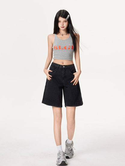 YEEYEEWang 솔리드 블랙 데님 버뮤다 쇼츠, 아시안핏, 전신 정면 선 자세, 앞주머니에 손을 올린 모습.