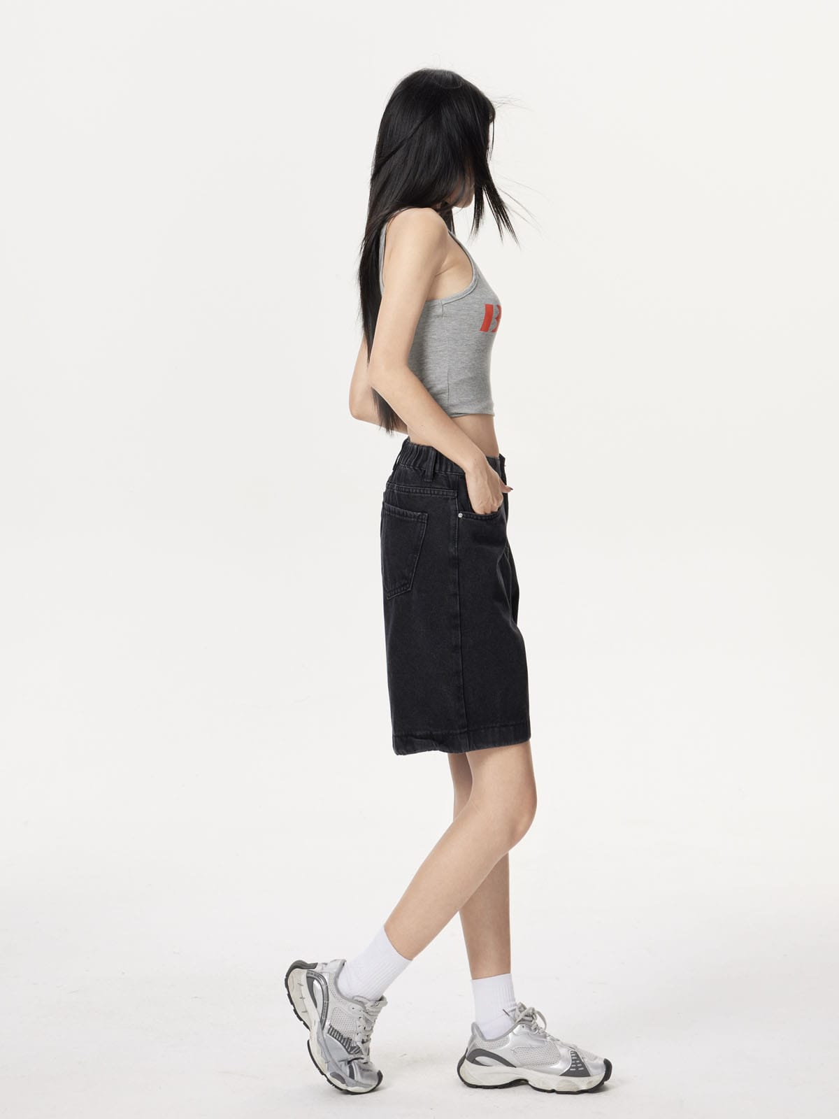YEEYEEWang 솔리드 블랙 데님 버뮤다 쇼츠, 아시안핏, 전신 측면 선 자세, 뒤 패치 포켓이 보임.