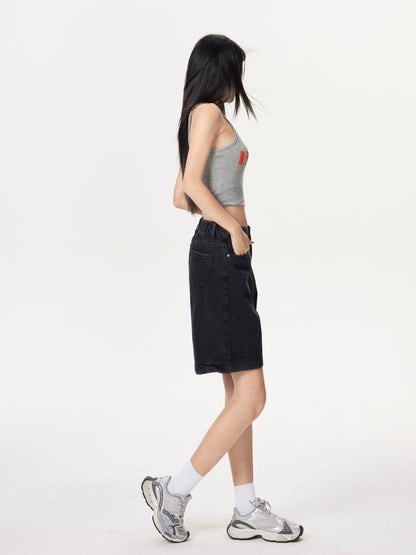 YEEYEEWang 솔리드 블랙 데님 버뮤다 쇼츠, 아시안핏, 전신 측면 선 자세, 뒤 패치 포켓이 보임.