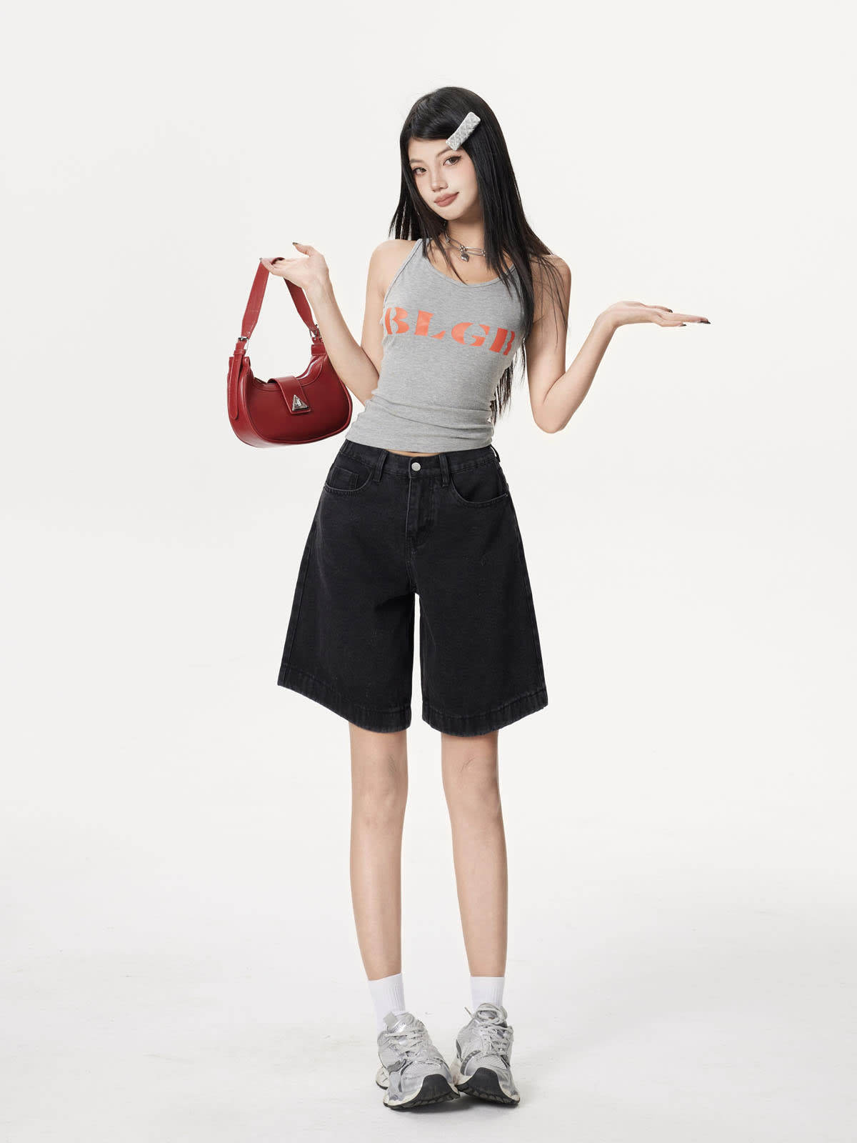 YEEYEEWang 솔리드 블랙 데님 버뮤다 쇼츠, 아시안핏, 전신 정면 선 자세, 레드 숄더백을 들고 있음.