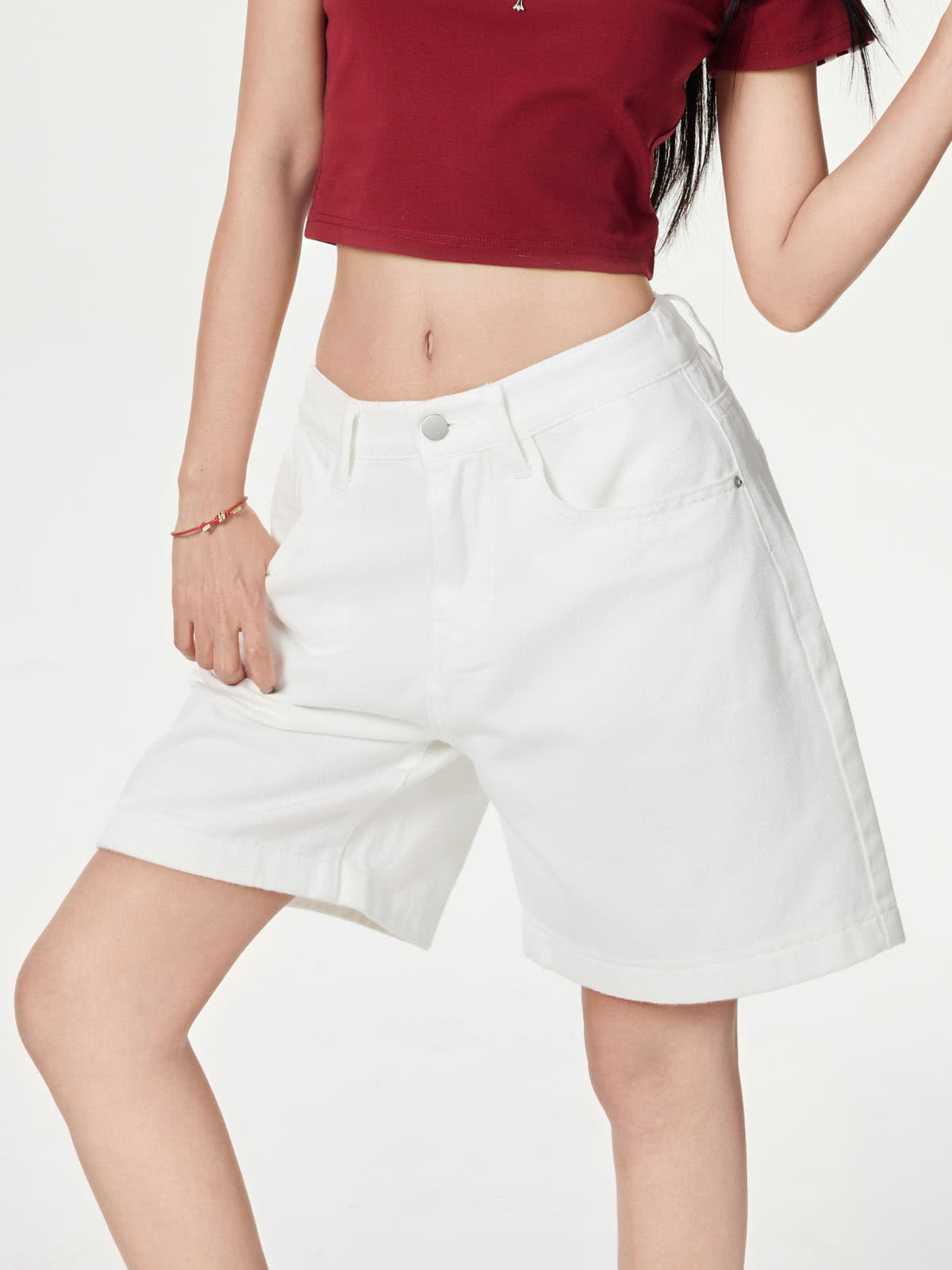 YEEYEEWang 아이보리 데님 버뮤다 쇼츠, 아시안핏, 허리 아래 비스듬한 정면, 변형 썸네일.