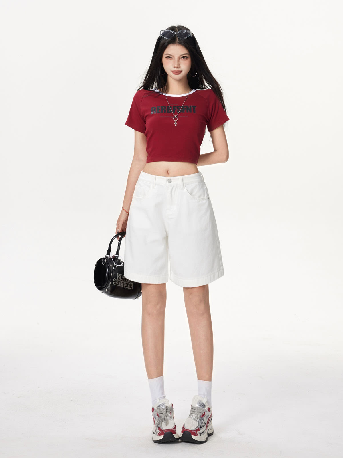 YEEYEEWang 아이보리 데님 버뮤다 쇼츠, 아시안핏, 전신 정면 선 자세, 블랙 핸드백을 들고 있음.