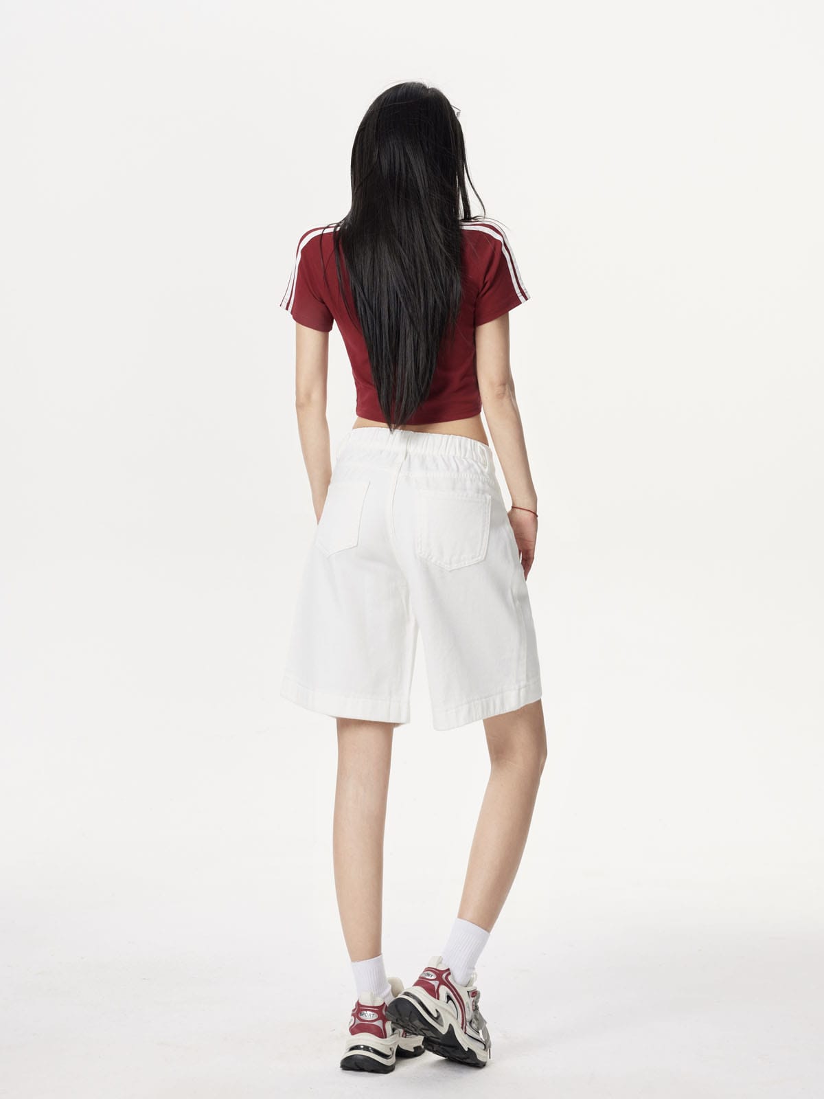 YEEYEEWang 아이보리 데님 버뮤다 쇼츠, 아시안핏, 전신 뒷모습, 뒤 밴딩 허리와 뒤 패치 포켓.