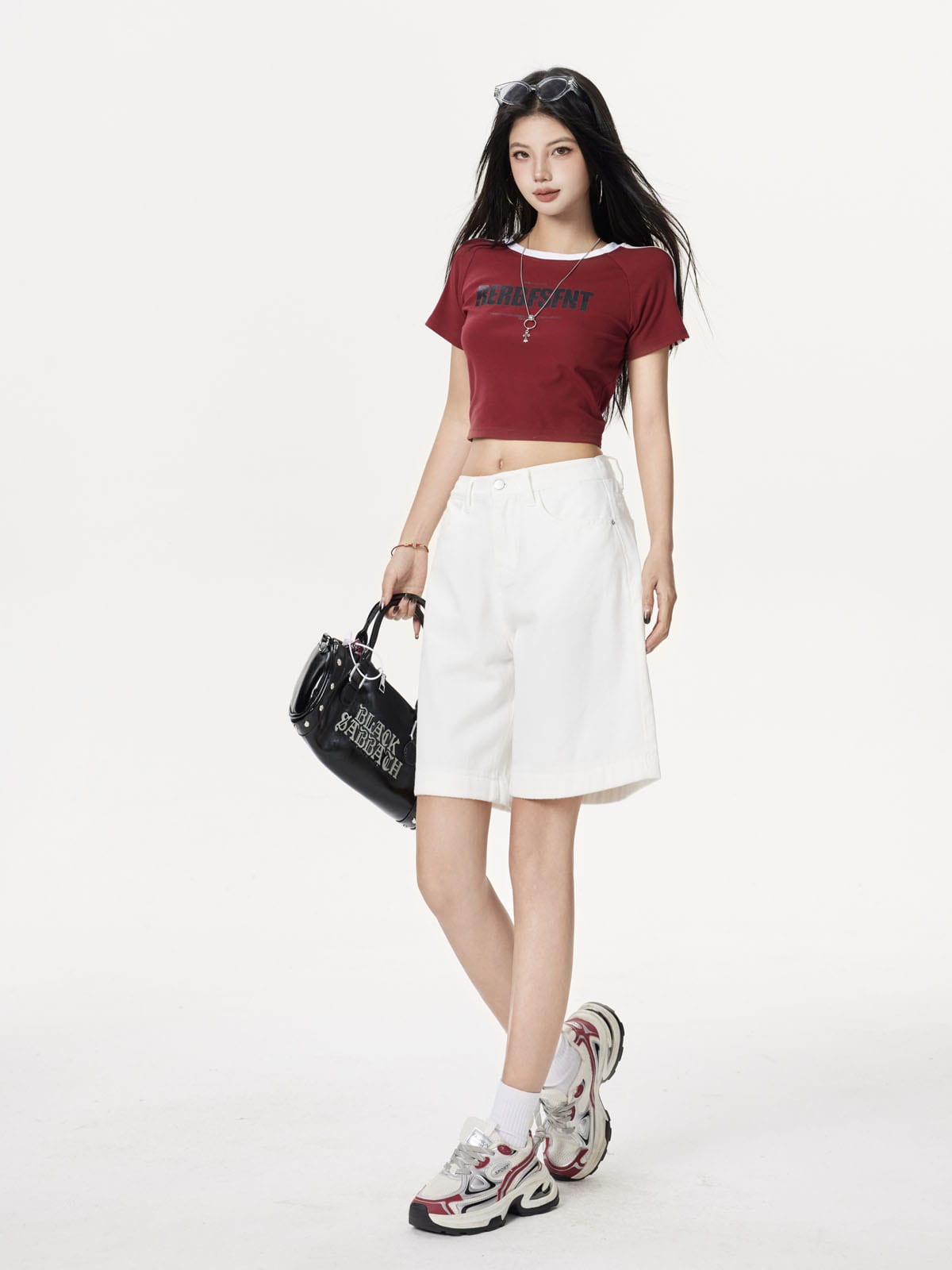 YEEYEEWang 아이보리 데님 버뮤다 쇼츠, 아시안핏, 전신 정면 걷는 자세, 블랙 핸드백을 든 모습.