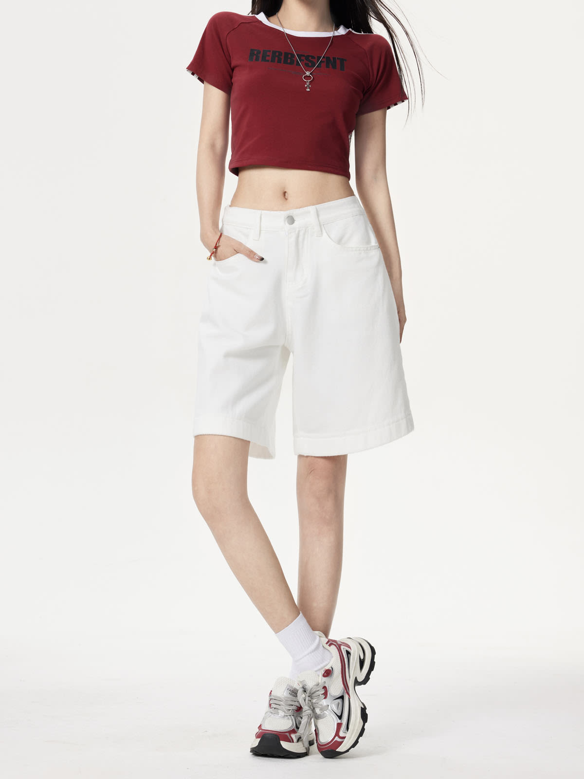 YEEYEEWang 아이보리 데님 버뮤다 쇼츠, 아시안핏, 허리 아래 정면, 한 손을 앞주머니에 넣은 모습.