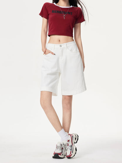 YEEYEEWang 아이보리 데님 버뮤다 쇼츠, 아시안핏, 허리 아래 정면, 한 손을 앞주머니에 넣은 모습.