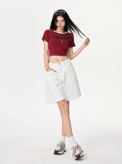 YEEYEEWang 아이보리 데님 버뮤다 쇼츠, 아시안핏, 전신 정면 선 자세, 한 손은 주머니에, 한 손은 머리카락에.