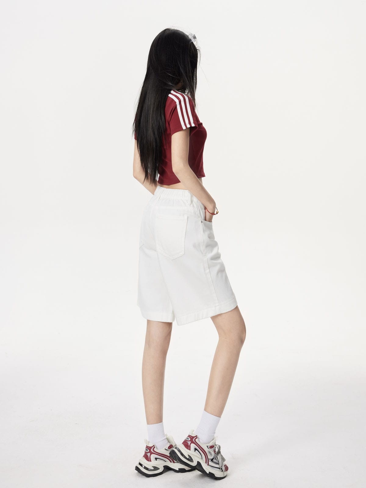 YEEYEEWang 아이보리 데님 버뮤다 쇼츠, 아시안핏, 전신 비스듬한 뒷모습, 뒤 패치 포켓이 보임.