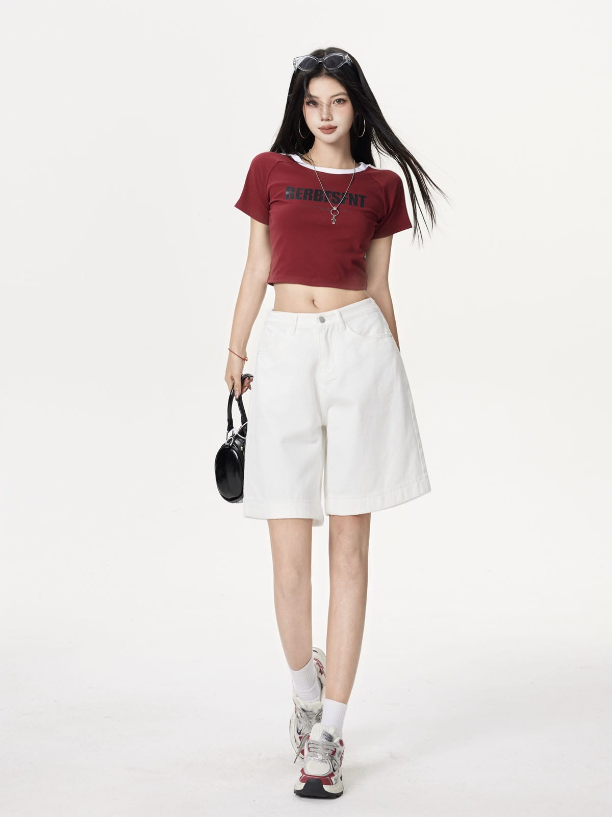YEEYEEWang 아이보리 데님 버뮤다 쇼츠, 아시안핏, 전신 정면 선 자세, 블랙 핸드백을 옆에 든 모습.