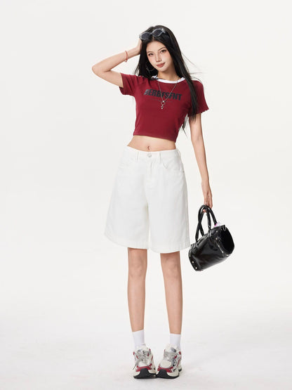 YEEYEEWang 아이보리 데님 버뮤다 쇼츠, 아시안핏, 전신 정면 선 자세, 한 손은 머리에, 다른 손엔 블랙 백.