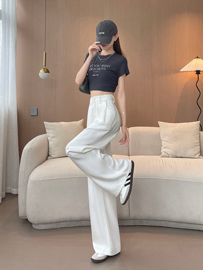 YEEYEEWang 화이트 와이드 레그 진, 아시안핏, 전신 측면 한 다리 킥 포즈, 한 손은 캡 챙을 만지는 모습, 블랙 숄더백.